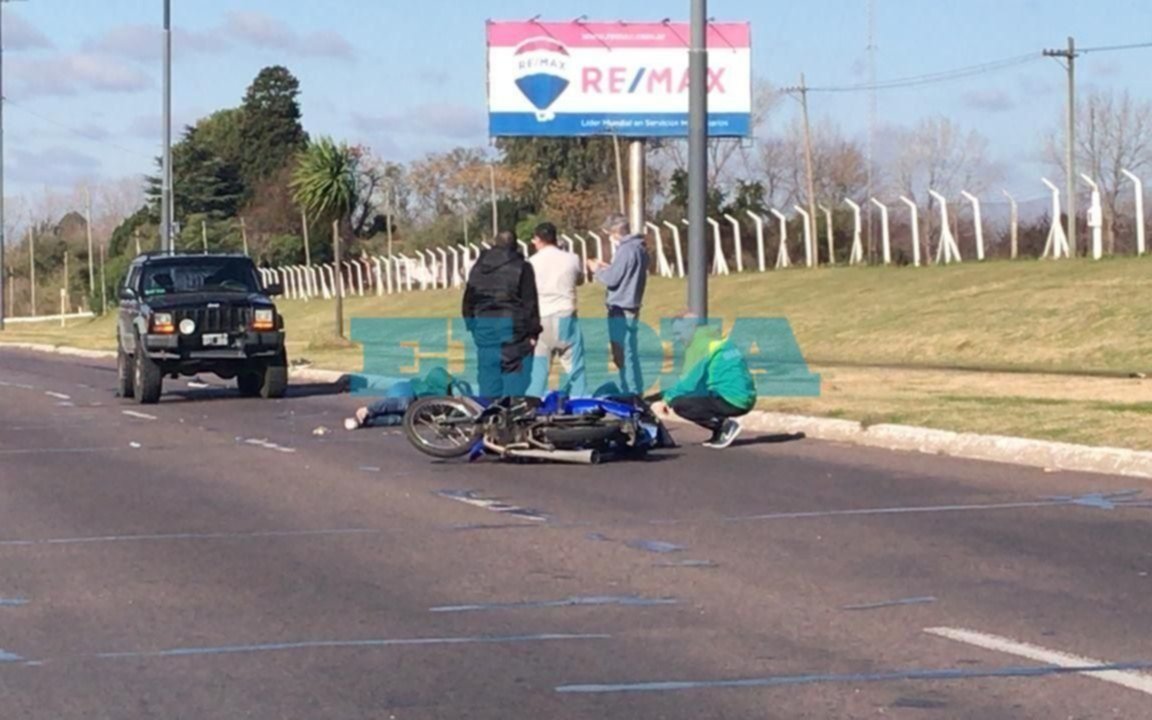Una camioneta embistió a una moto en Camino Centenario: dos heridos