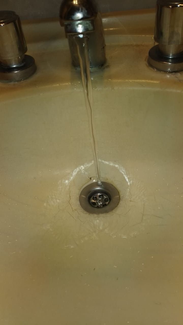 Bronca por baja presión de agua en 62 y 8