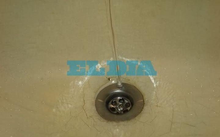 Vecinos de 62 y 8 aseguran que están con baja presión de agua hace días
