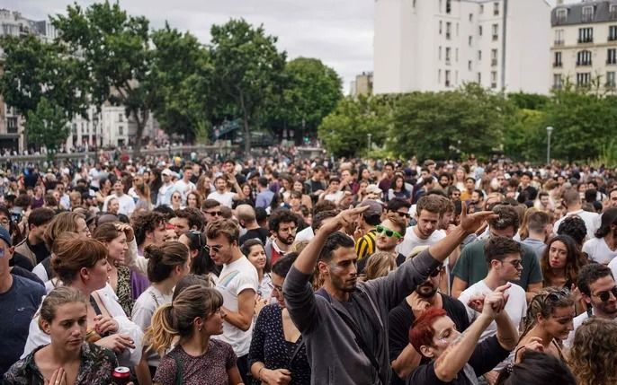 Una multitudinario evento musical en París provoca temor por posible rebrote de coronavirus