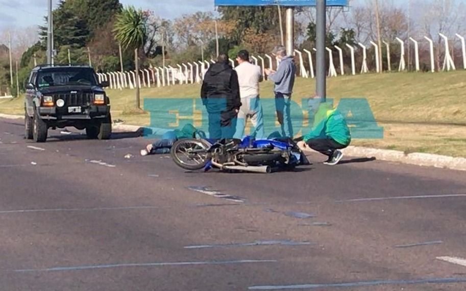 Murió la mujer que iba en la moto que chocó con una camioneta en Camino Centenario y 478