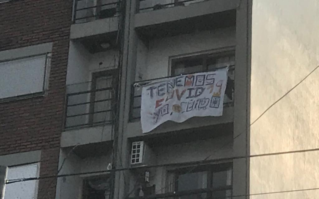 "Vecino, yo te cuido": la bandera en el balcón de un barrio platense donde hay infectados