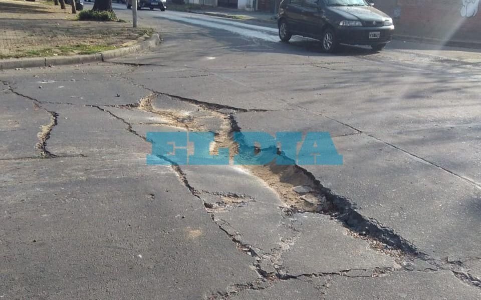 Vecinos advierten por un "enorme pozo" en 62 y 20: "hace 6 meses que venimos reclamando"