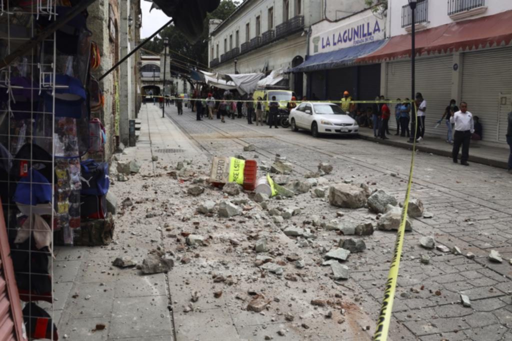 Además del coronavirus, un fuerte sismo golpea a México