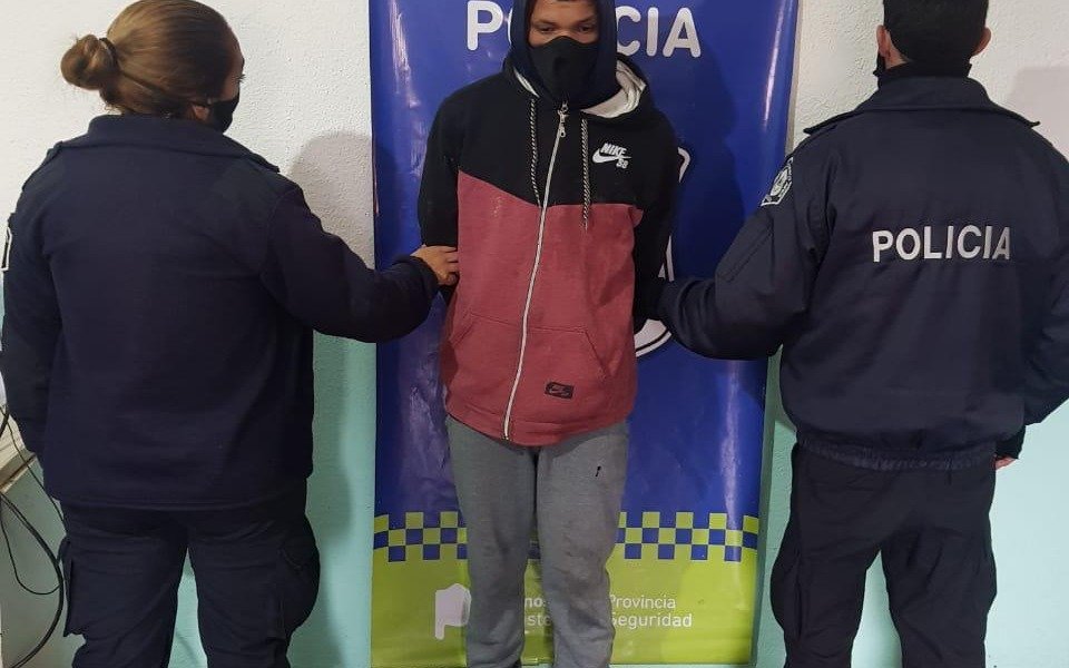 Un menor de 15 años resistió a piñas el secuestro de su moto en El Mercadito