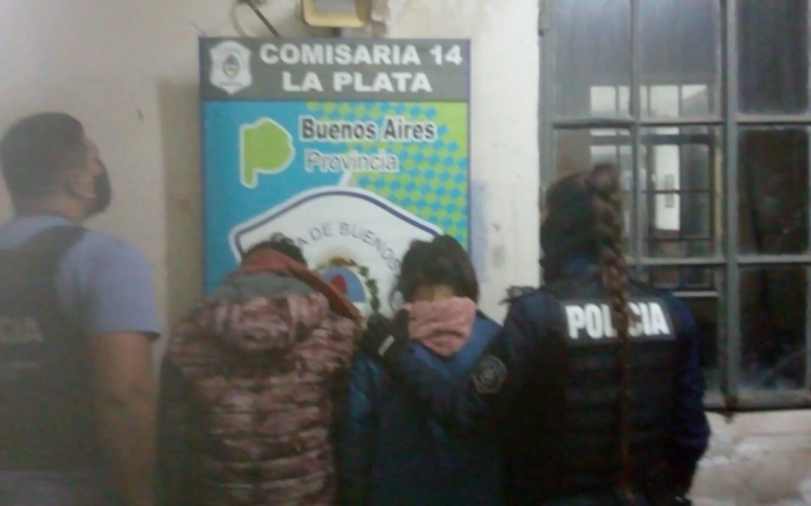 Llevaban cocaína y armas, las tiraron por la ventanilla pero en el auto había más