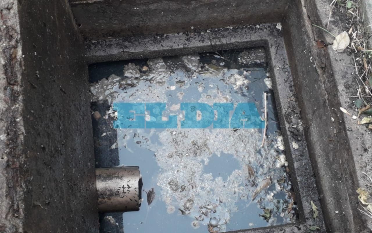 El calvario de una familia de La Loma: por un desborde cloacal deben ducharse con cronómetro