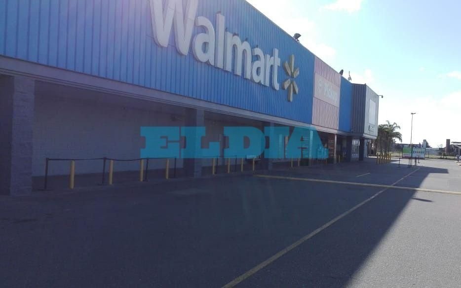 Cierran y desinfectan la sucursal de Walmart en La Plata por caso positivo de Covid-19