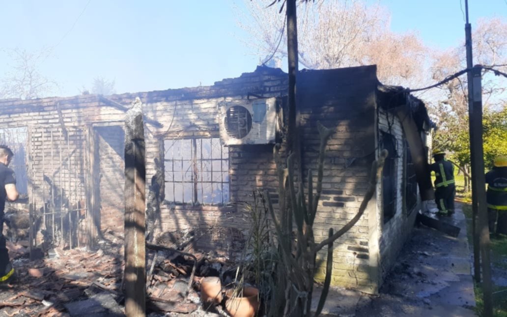 Una familia perdió todo al quemarse su casa en El Peligro