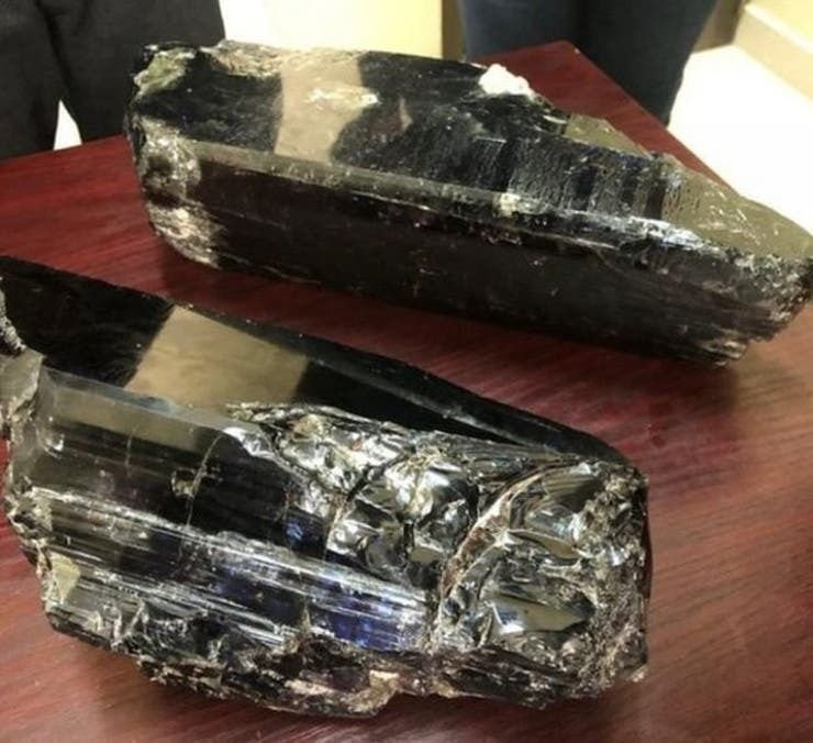 Millonario de la noche a la mañana tras encontrar dos trozos gigantes de tanzanita