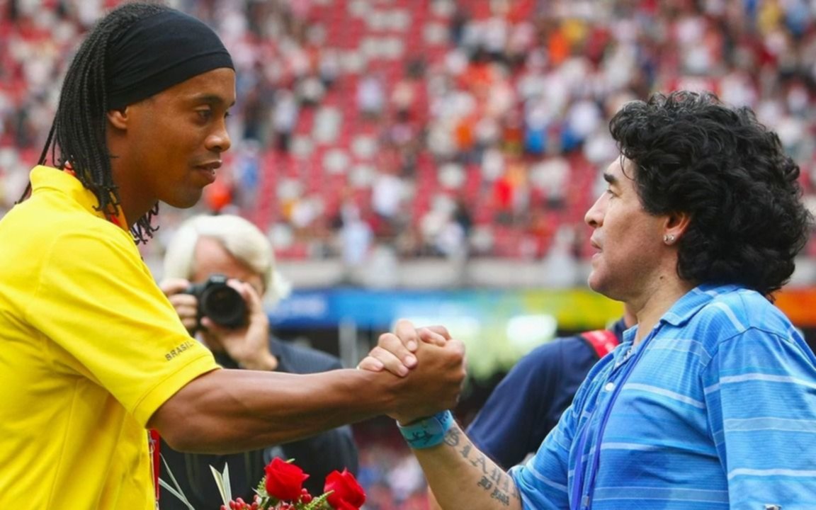 El entorno de Ronaldinho sueña con verlo en el Lobo de Maradona