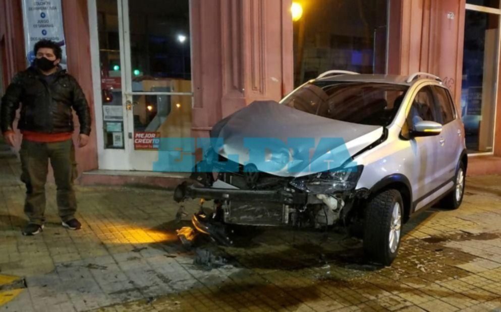 Tremendo choque en 44 y 10: uno de los autos terminó en la vereda