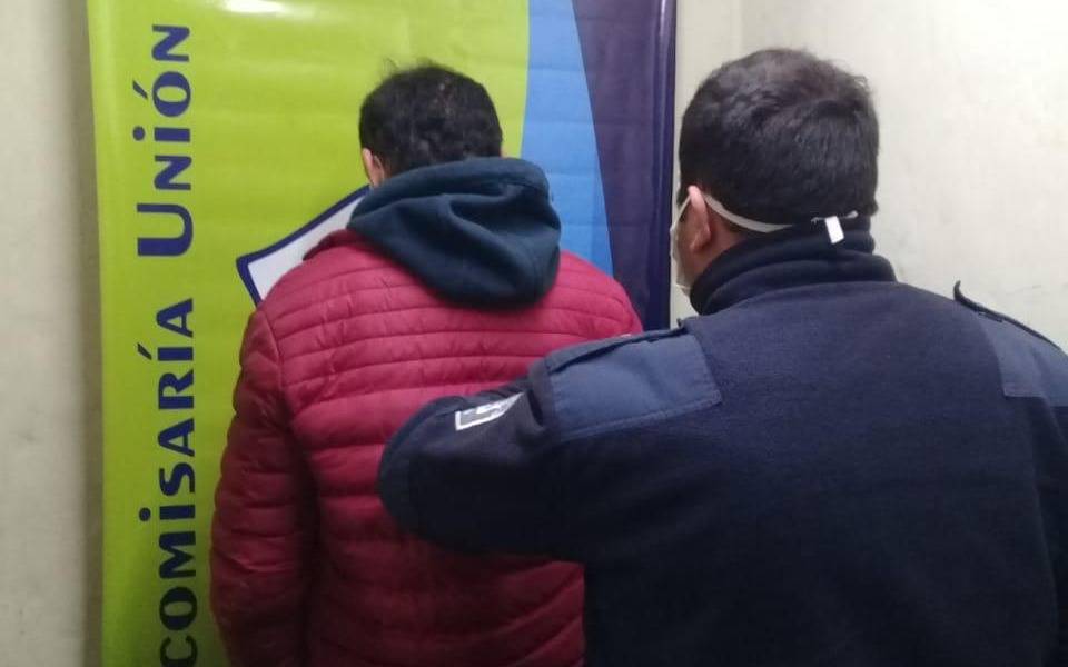 Golpeó a su novia, lo denunciaron, quiso escapar de la policía pero quedó preso