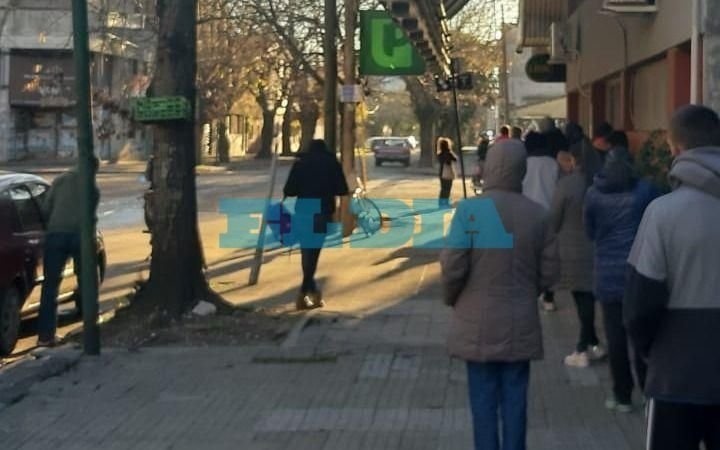 Un problema de todos los días: largas colas para sacar plata de los cajeros