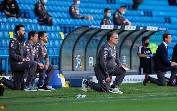 Leeds, dirigido por Bielsa, goleó al Fulham y se encamina al ascenso en la Premier League