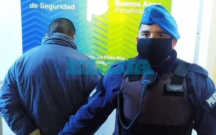 Detuvieron a un hombre por estar armado y a un joven por andar en una moto robada
