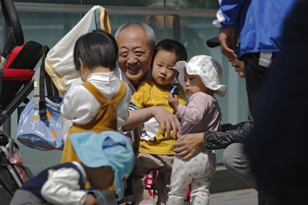 China permitirá a todas las parejas tener hasta tres hijos