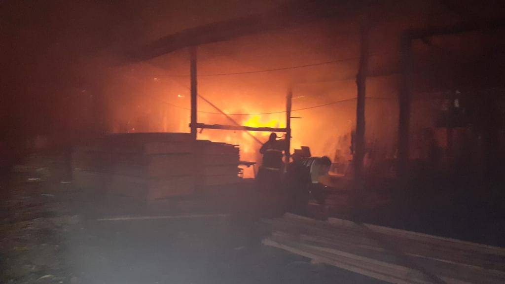 Por la madrugada, incendio en una maderera de Villa Elisa