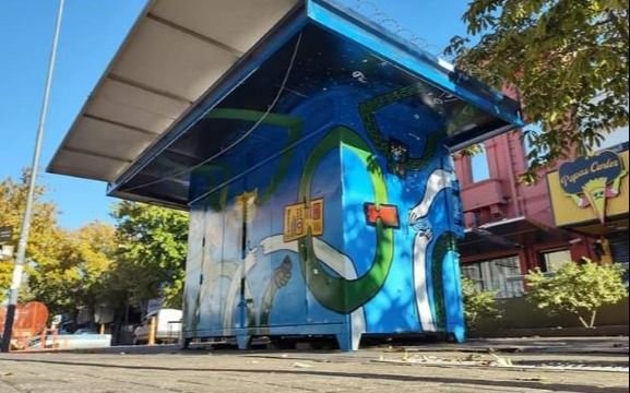 Berazategui:  Artistas pintan puestos de diarios y kioscos
