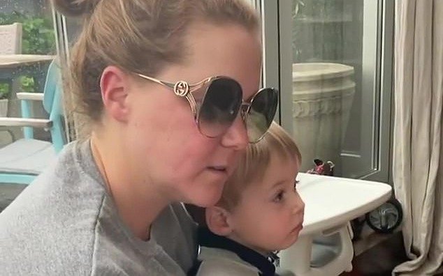 La broma que sufrió Amy Schumer en su cumpleaños: su esposo le dejó un mensaje en la torta que decía que la dejaba