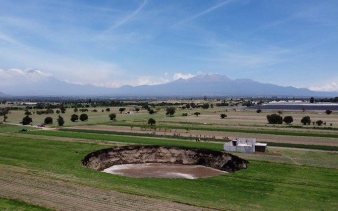Gigantesco socavón tiene en vilo a pobladores en el centro de México
