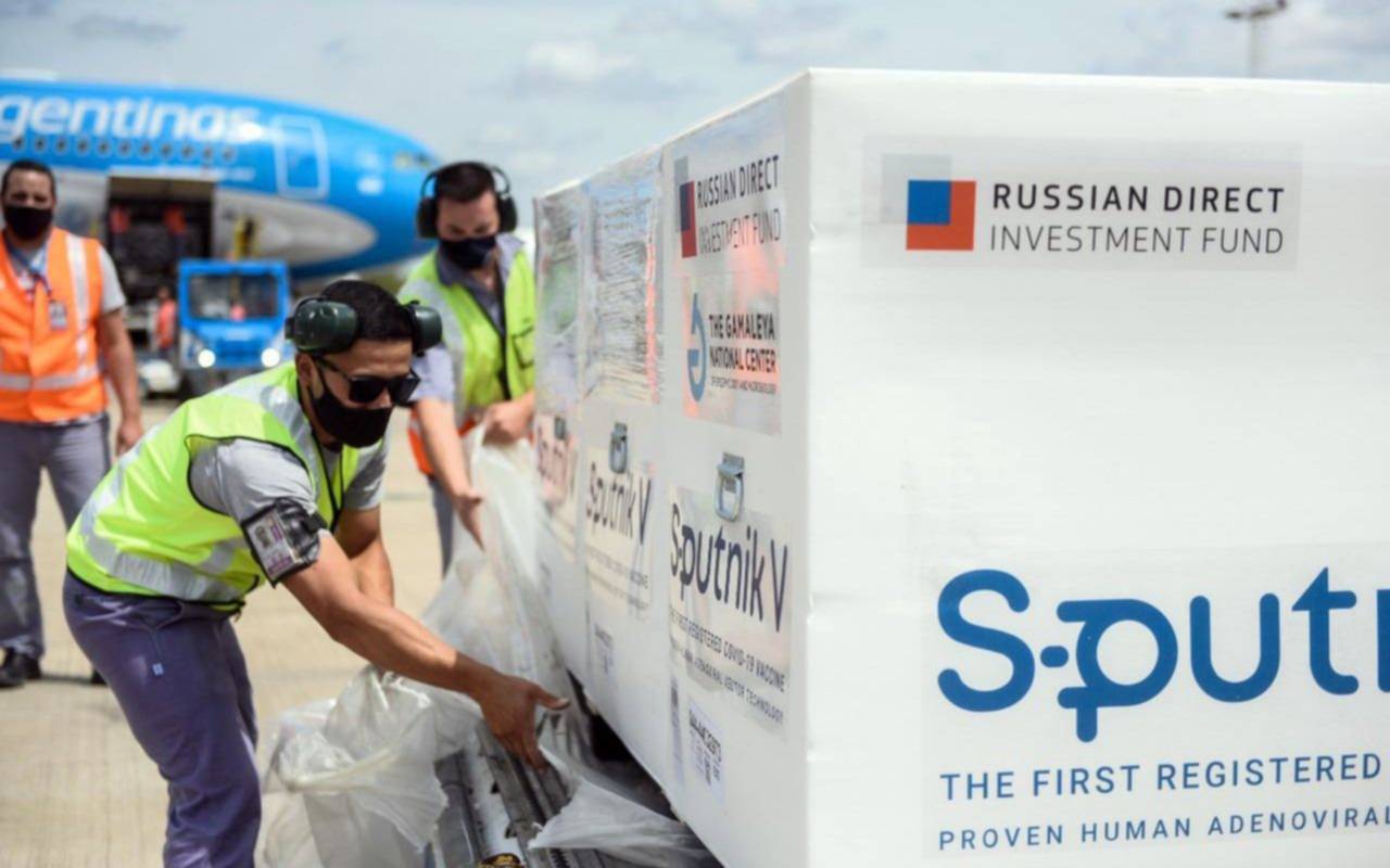 Aprueban las vacunas Sputnik V producidas en el país y llegan 400 mil segundas dosis