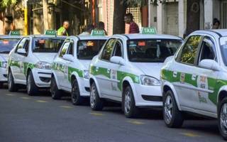 Protesta de taxistas en La Plata: "Necesitamos asistencia, estamos en estado terminal"