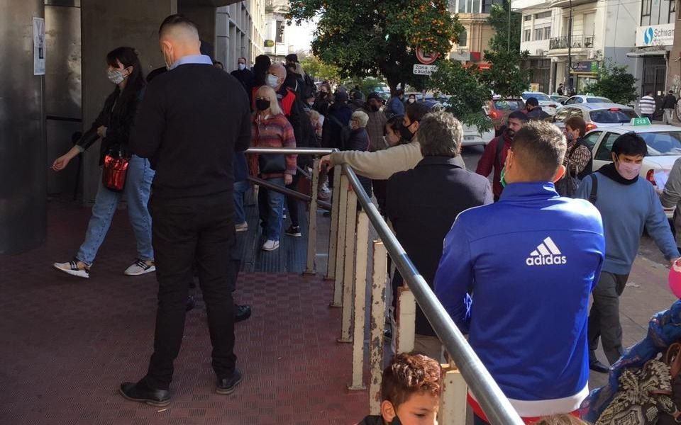 Riesgo sanitario: siguen las largas filas en los bancos platenses