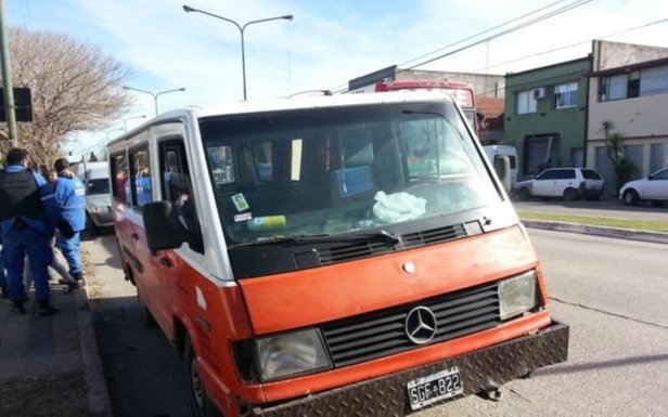 El Concejo condona las deudas de tasas  de 2020 y 2021 a transportistas escolares