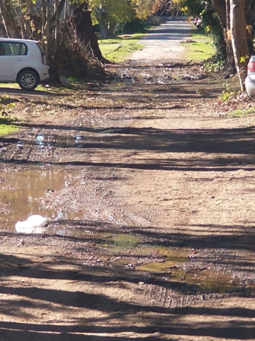 Una pérdida de agua genera trastornos a vecinos de la zona de 26 esquina 466, City Bell