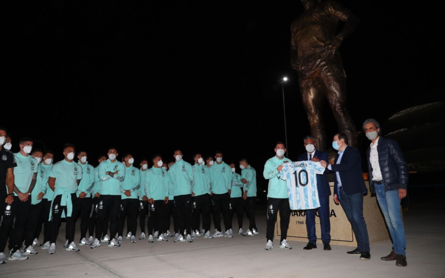 Messi encabezó la inauguración de la estatua de Maradona en el estadio de Santiago de Estero