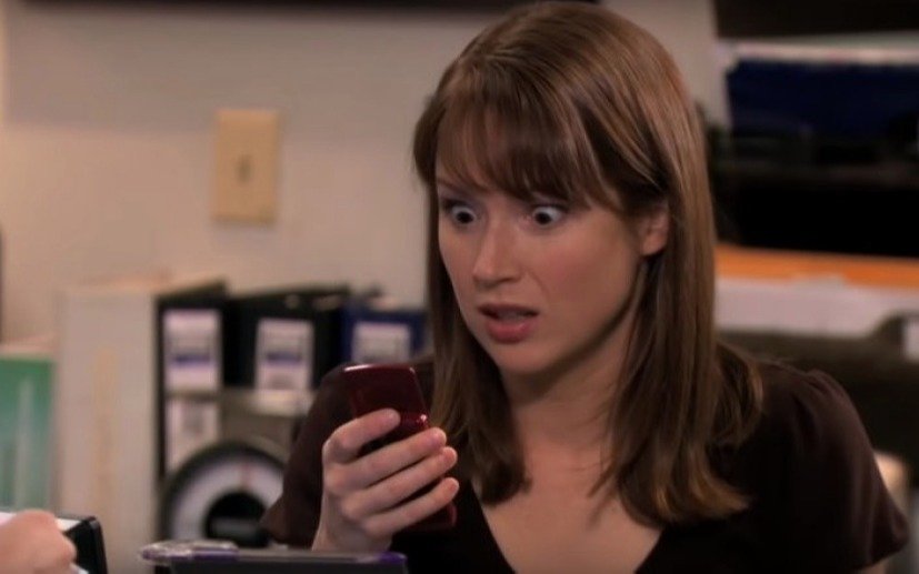 Vinculan a Ellie Kemper, actriz de "The Office", a una organización cercana al Ku Klux Klan