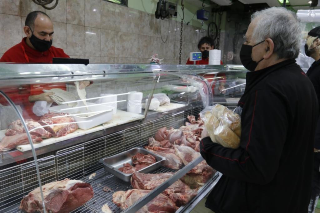 Por el precio de la carne vacuna, el pollo y el cerdo ganan lugar en la mesa de los platenses