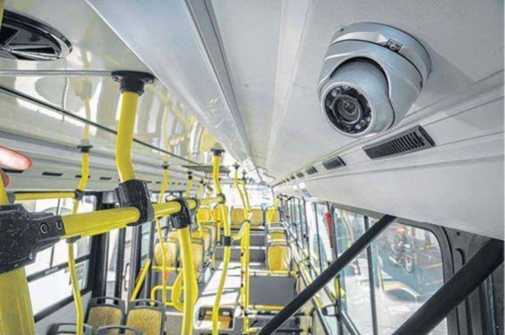 Por seguridad, buscan que más micros circulen con cámaras
