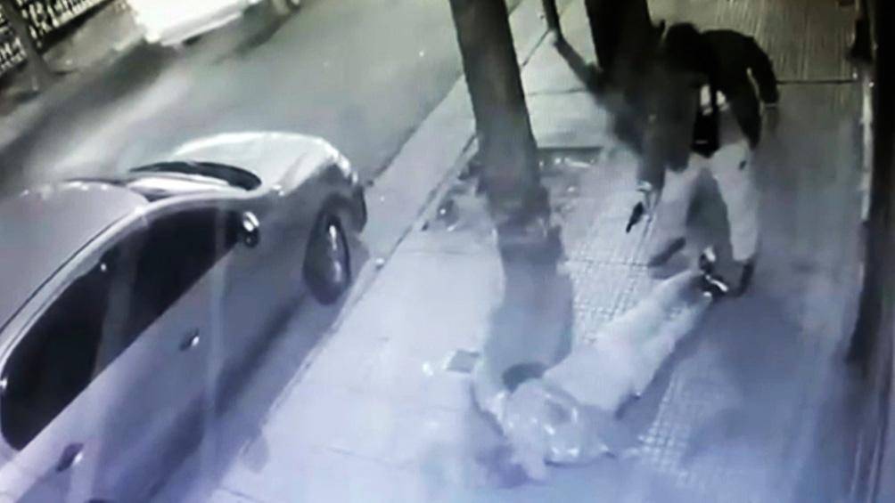 Cinco tiros y un chico de 15 años bajo sospecha en el crimen frente a la iglesia