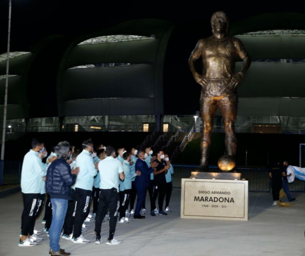 Homenaje a Diego: multa de la FIFA y estatua en el estadio