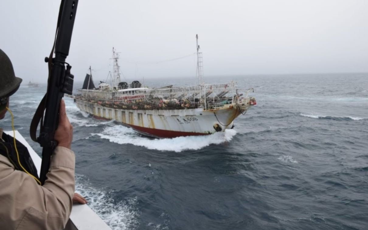 La oscura trama de los barcos chinos "fantasma" acusados de "saqueos" en aguas argentinas