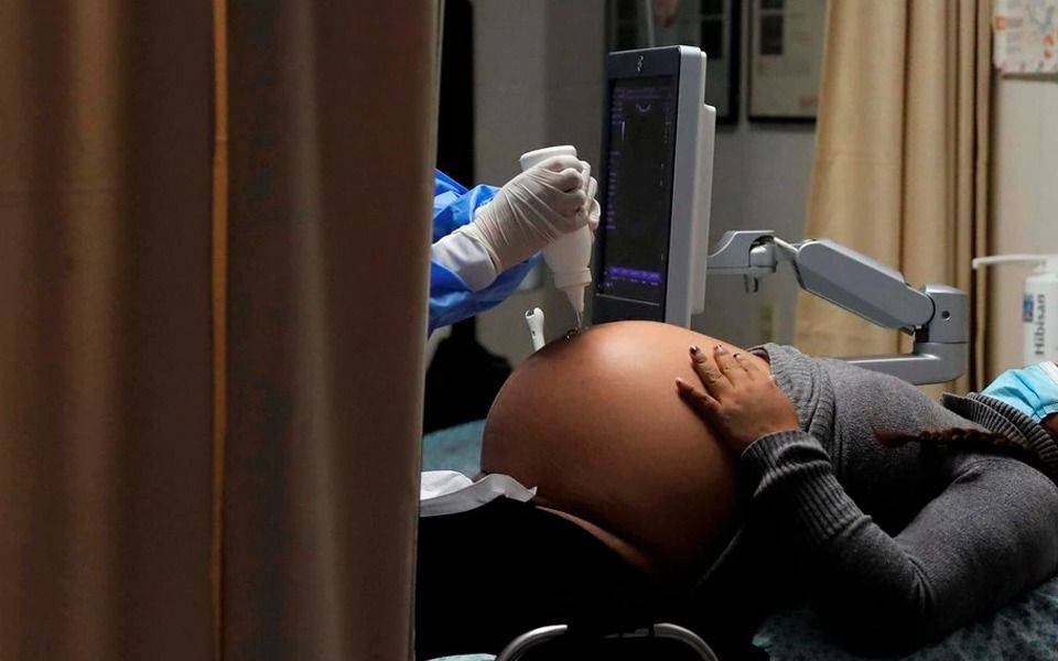 Una mujer de 33 años murió tras dar a luz: estaba contagiada de coronavirus