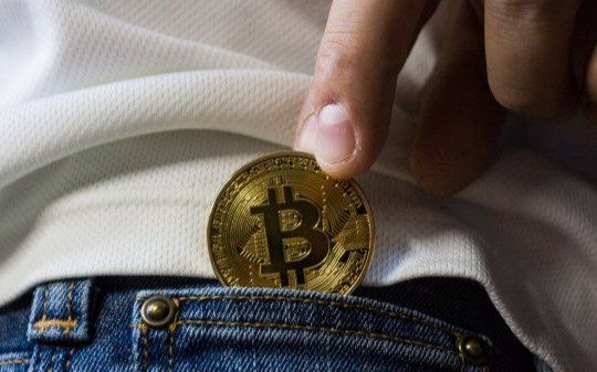Roban $12 millones de las cuentas de una empresa y los invierten en criptomonedas: presos