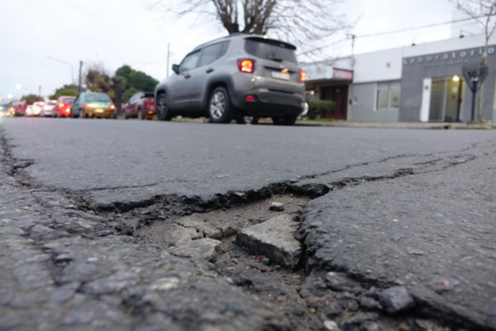 De las rajaduras en la 66 a los “cráteres” en la 149, no cesan las quejas por las calles a la miseria