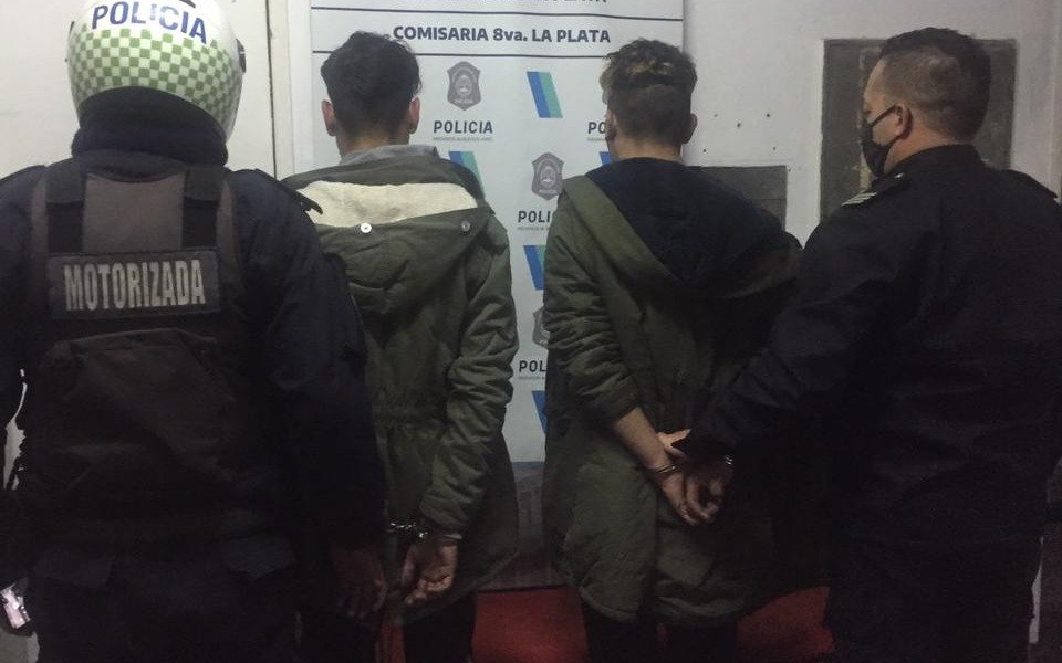 Los atraparon in fraganti cuando intentaban desarmar una moto robada en la vía pública