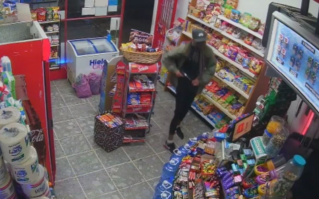 A punta de pistola y en 20 segundos, se llevó la recaudación de un kiosco en Barrio Norte