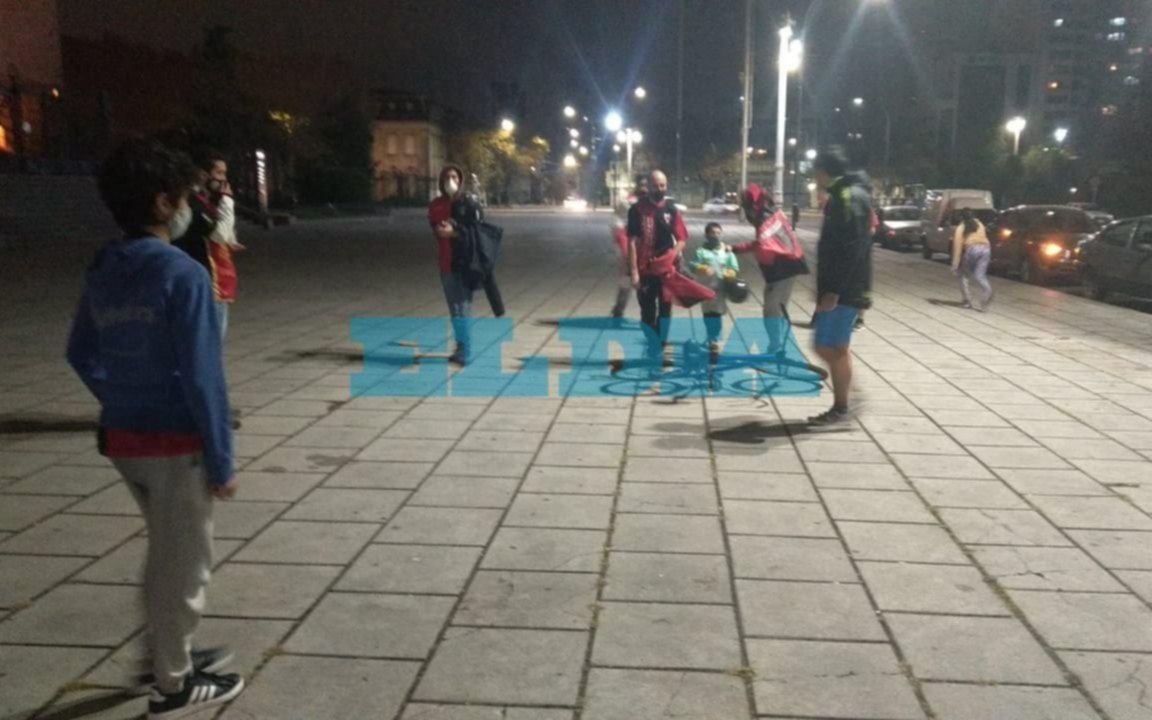 En La Plata también hubo festejos del pueblo sabalero tras el título obtenido por Colón