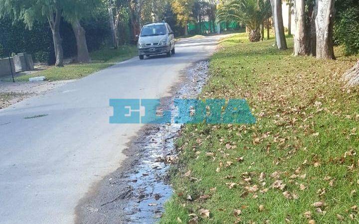 Derroche e incontables quejas por una pérdida de agua en City Bell