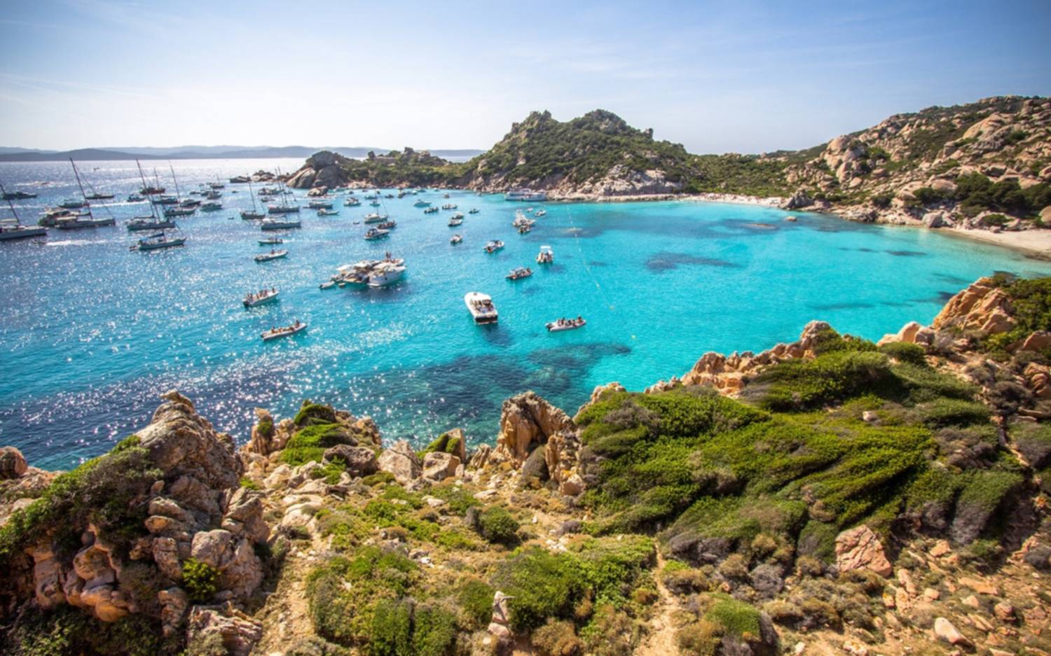 Multas de más de 3 mil dólares a turistas en Italia por llevarse arena, conchas de mar y rocas