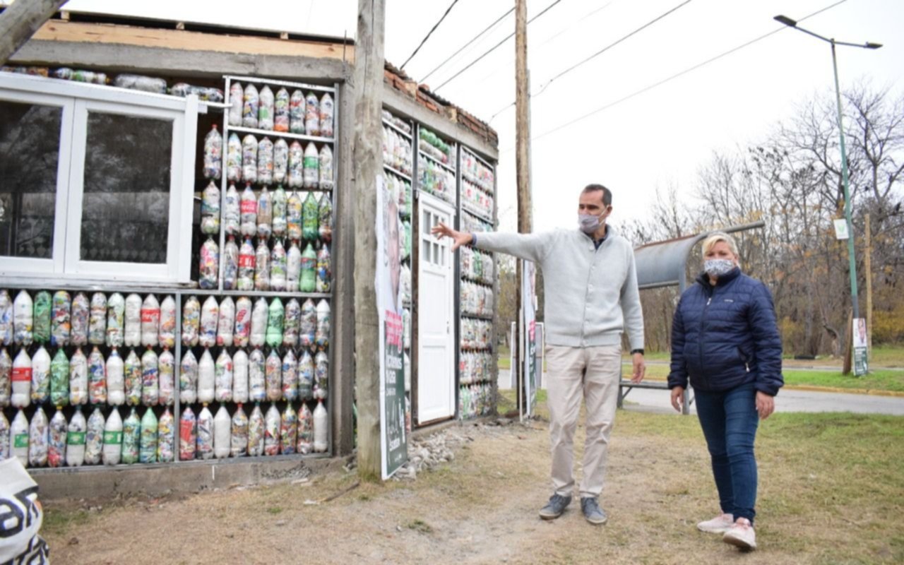 Día mundial del Medio Ambiente: construyen casas con botellas recicladas