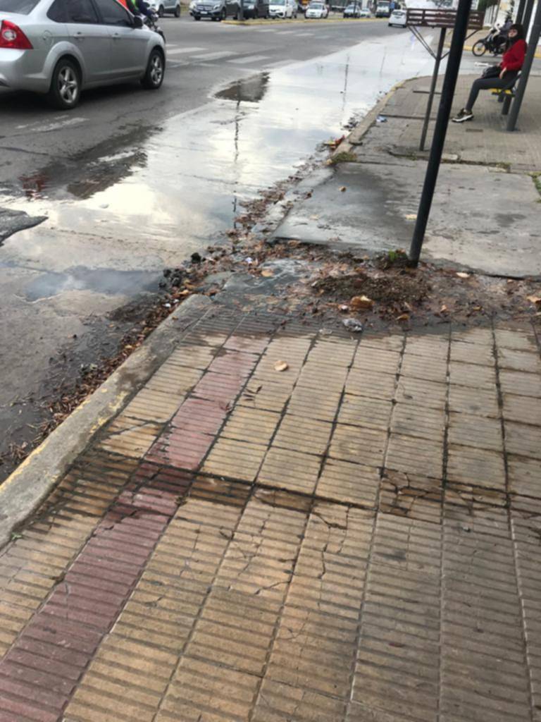Molestias y falta de agua por una pérdida en 44 y 135