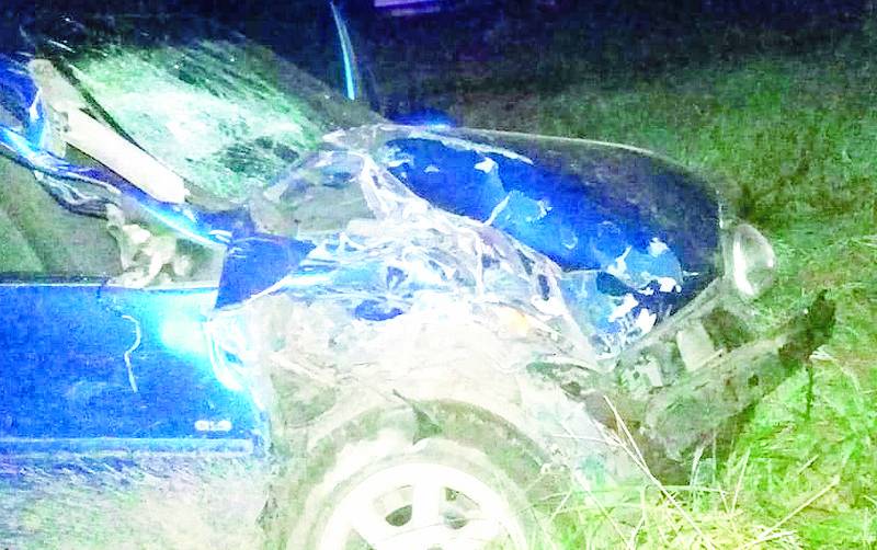 Una mujer con graves heridas por el choque entre un auto y un camión