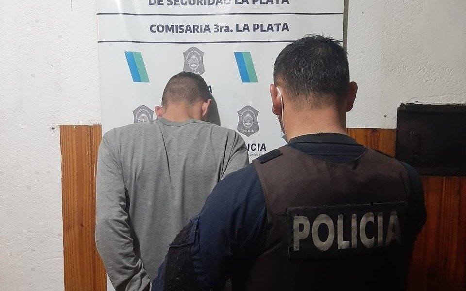 Gatilló tres veces contra su hermano y su cuñada y después intentó cortarse con un cuchillo en 77 y 133