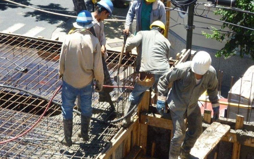 Según la recaudación, la construcción local cayó más del 30% en 2020